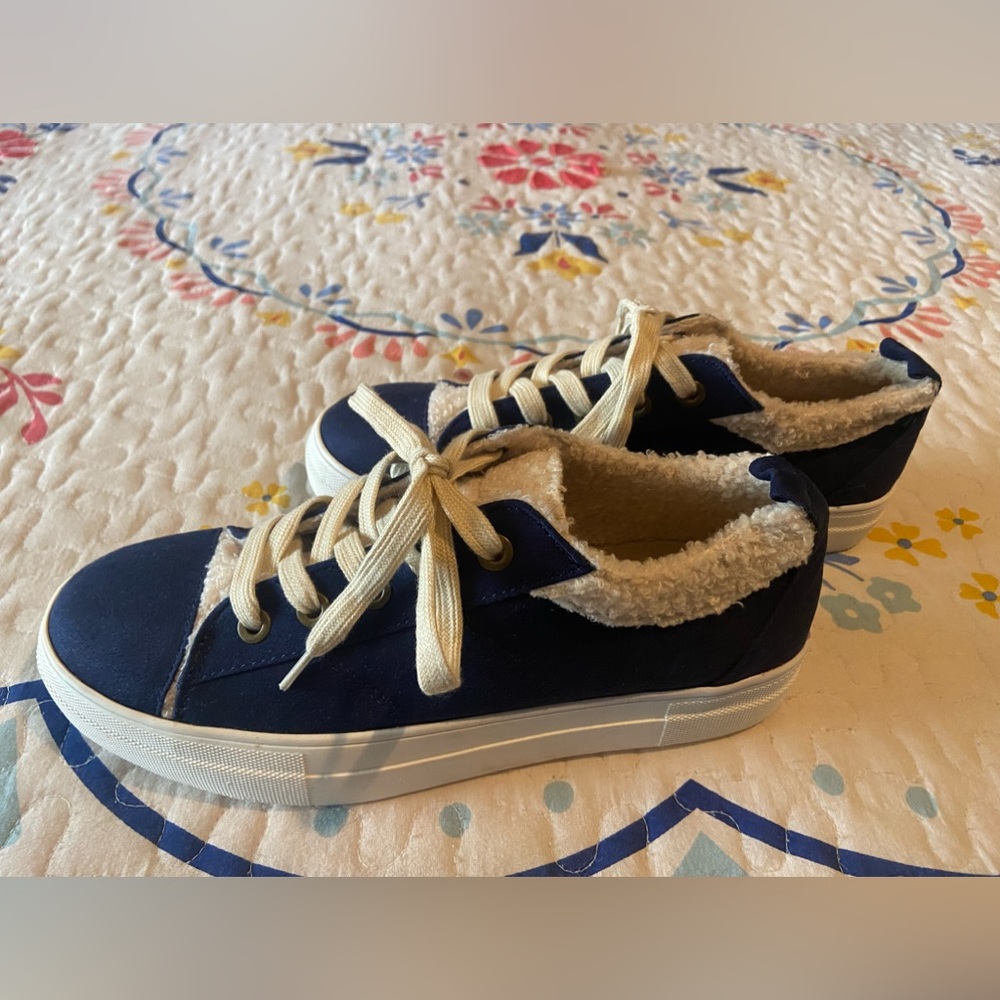 Navy & Cream Sherpa lined shoes Size 11